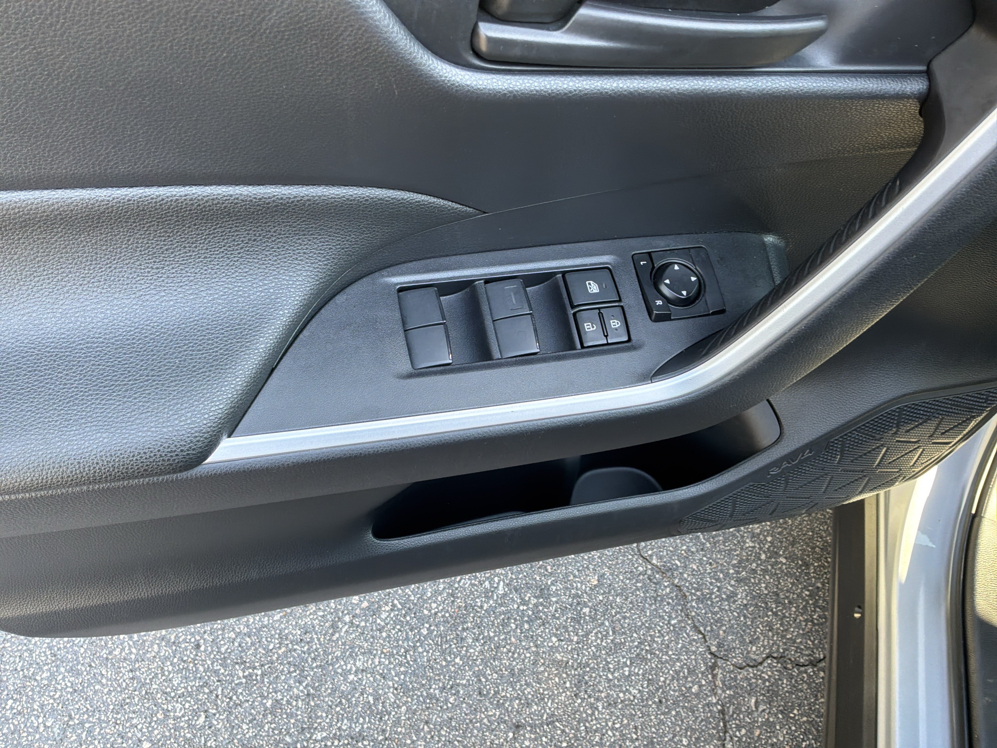 Used 2025 Toyota RAV4 LE AWD/4WD image 15
