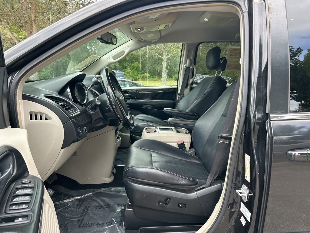 Used 2014 Chrysler Town & Country Touring image 15