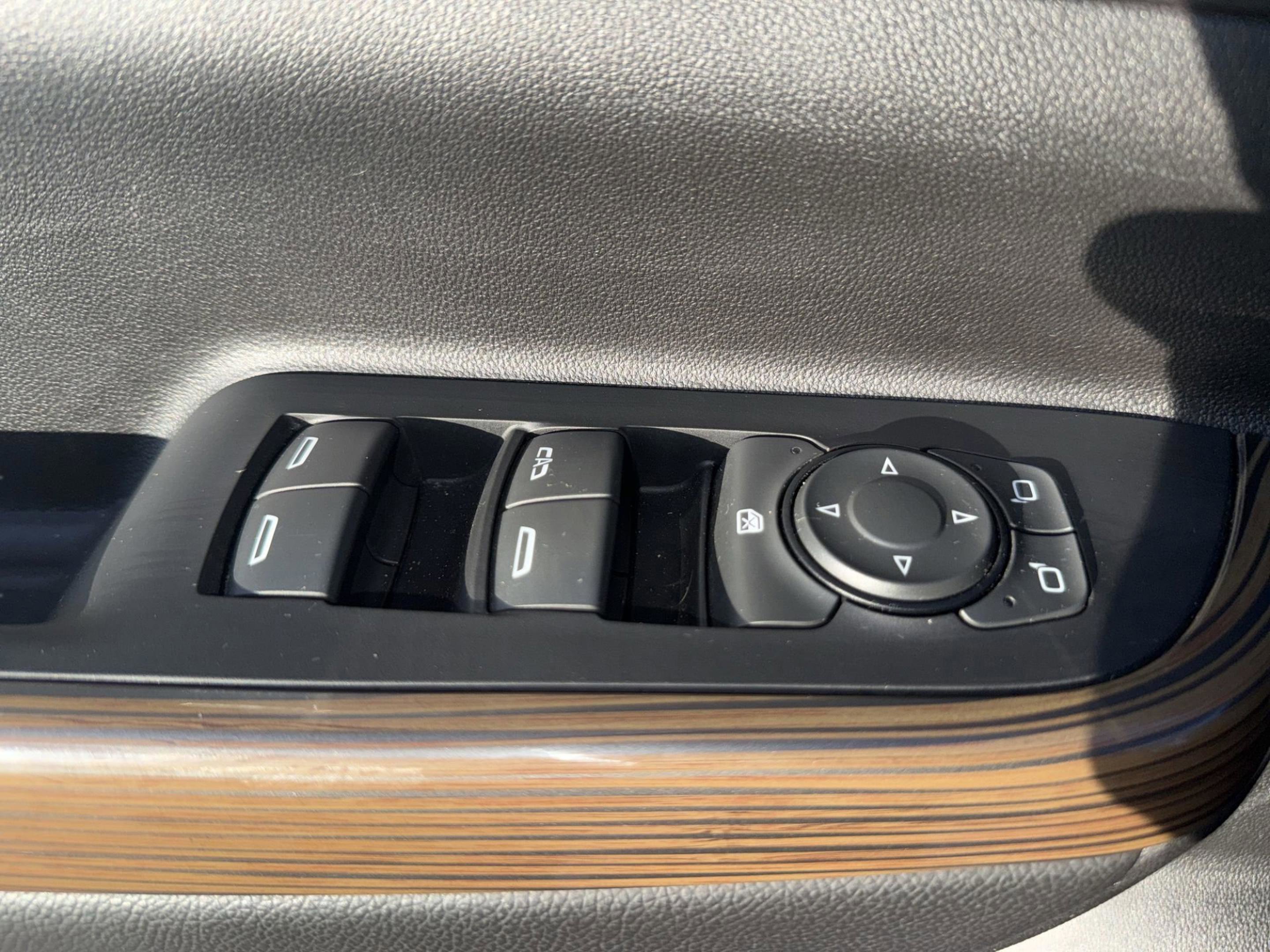 Used 2023 GMC Acadia SLE image 17