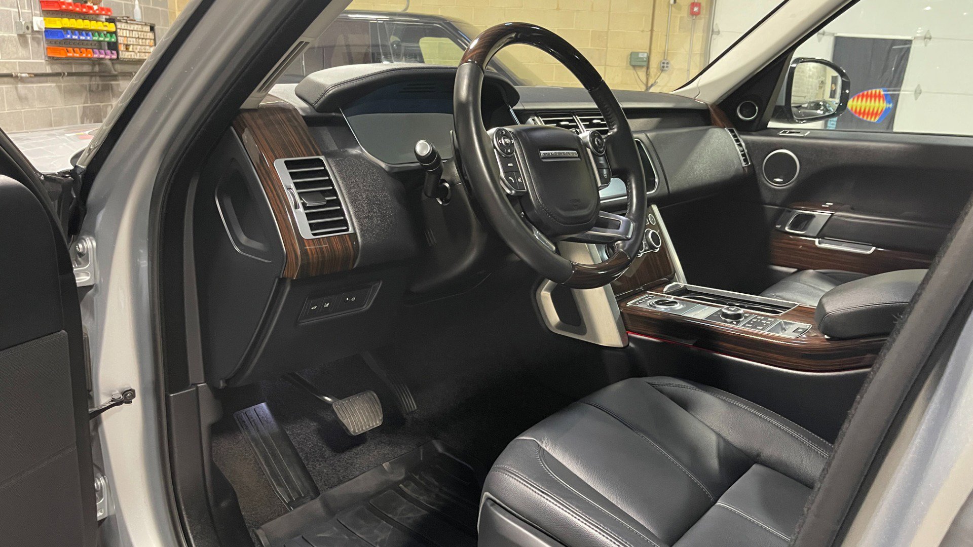 Used 2017 Land Rover Range Rover image 16