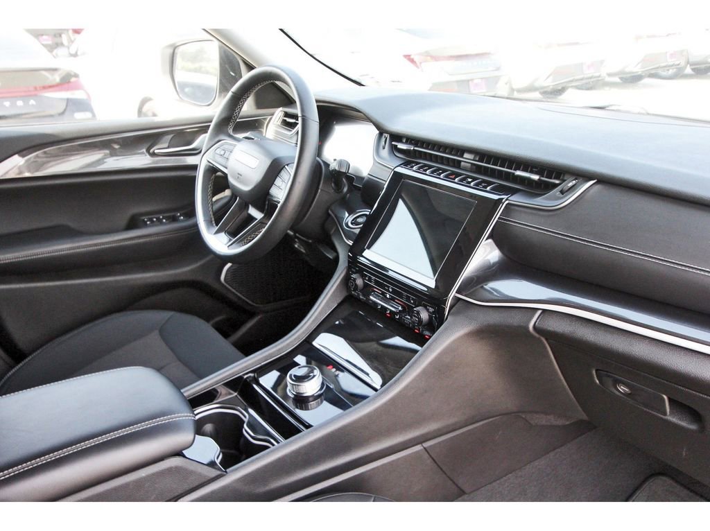 Used 2022 Jeep Grand Cherokee L Laredo w/ Luxury Tech Group I AWD/4WD image 32