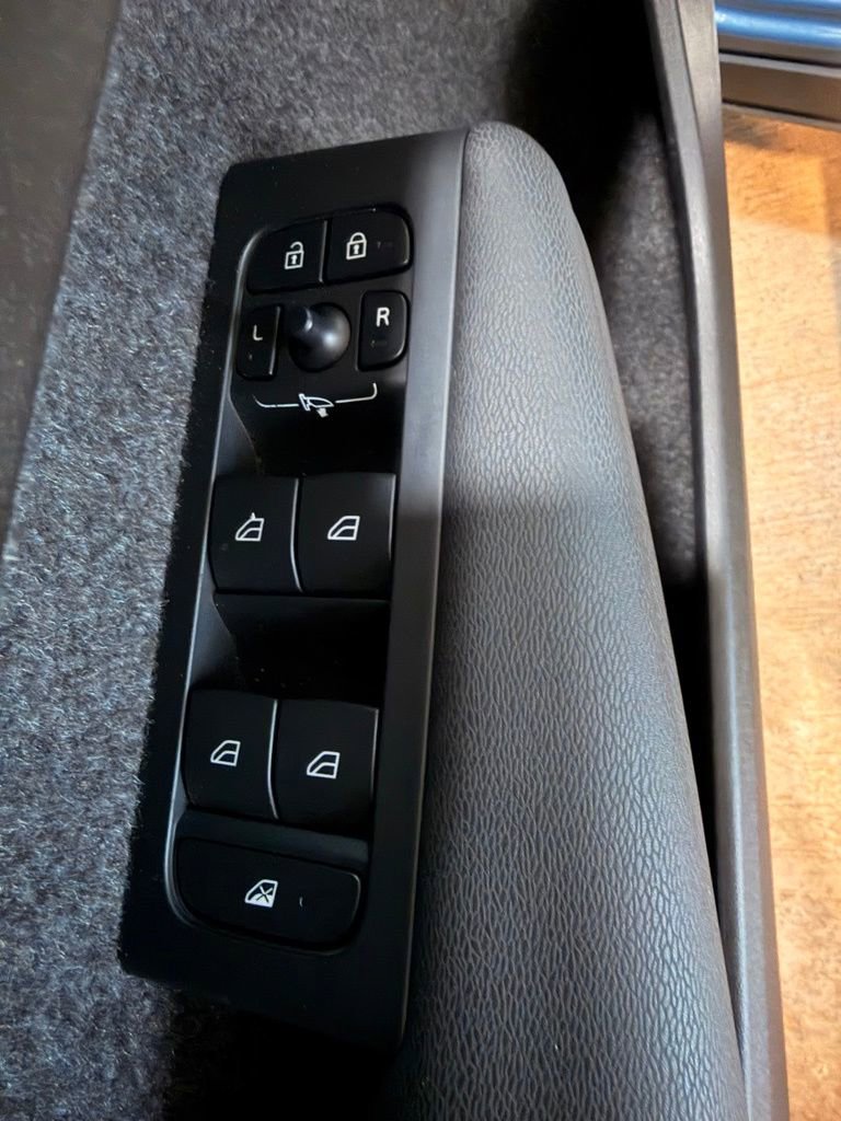 Used 2024 Volvo XC40 B5 Core image 15