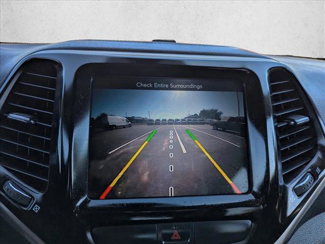 Used 2017 Jeep Cherokee Latitude AWD/4WD image 17