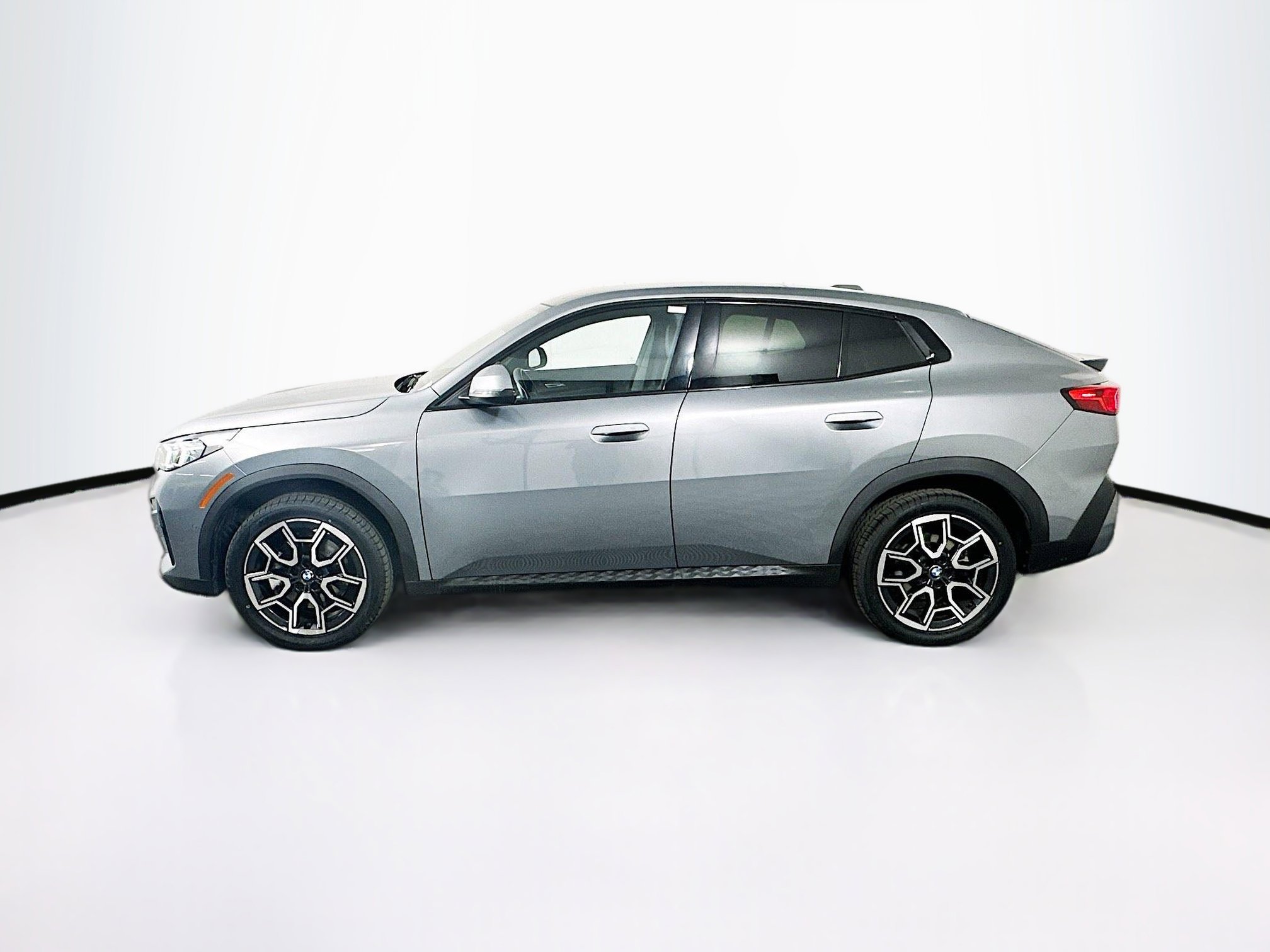 Used 2025 BMW X2 xDrive28i w/ Convenience Package AWD/4WD image 4