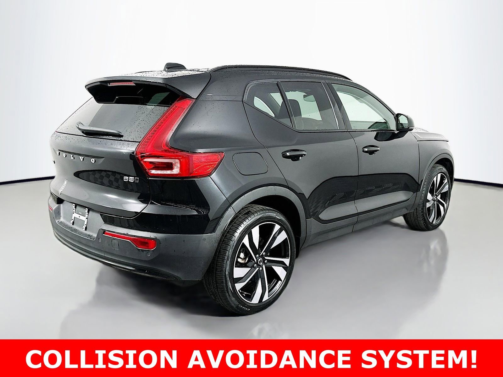 Used 2025 Volvo XC40 B5 Plus image 7
