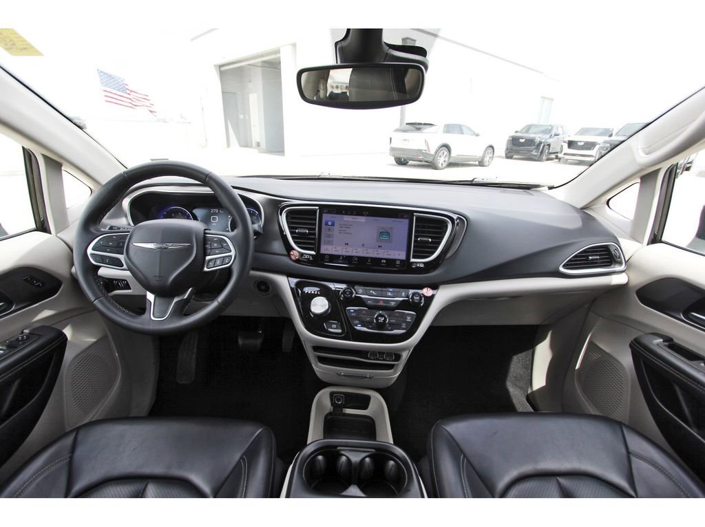 Used 2023 Chrysler Pacifica Touring-L image 9