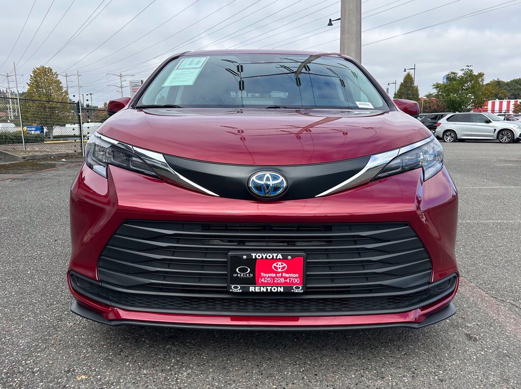 Certified 2024 Toyota Sienna LE AWD/4WD image 2