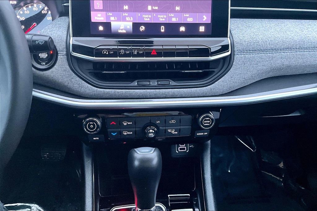 Used 2024 Jeep Compass Latitude image 31