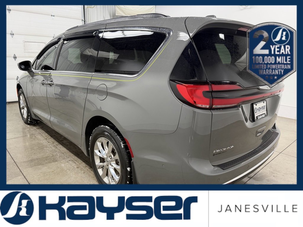 Used 2022 Chrysler Pacifica Touring-L w/ Uconnect Theater Family Group image 6