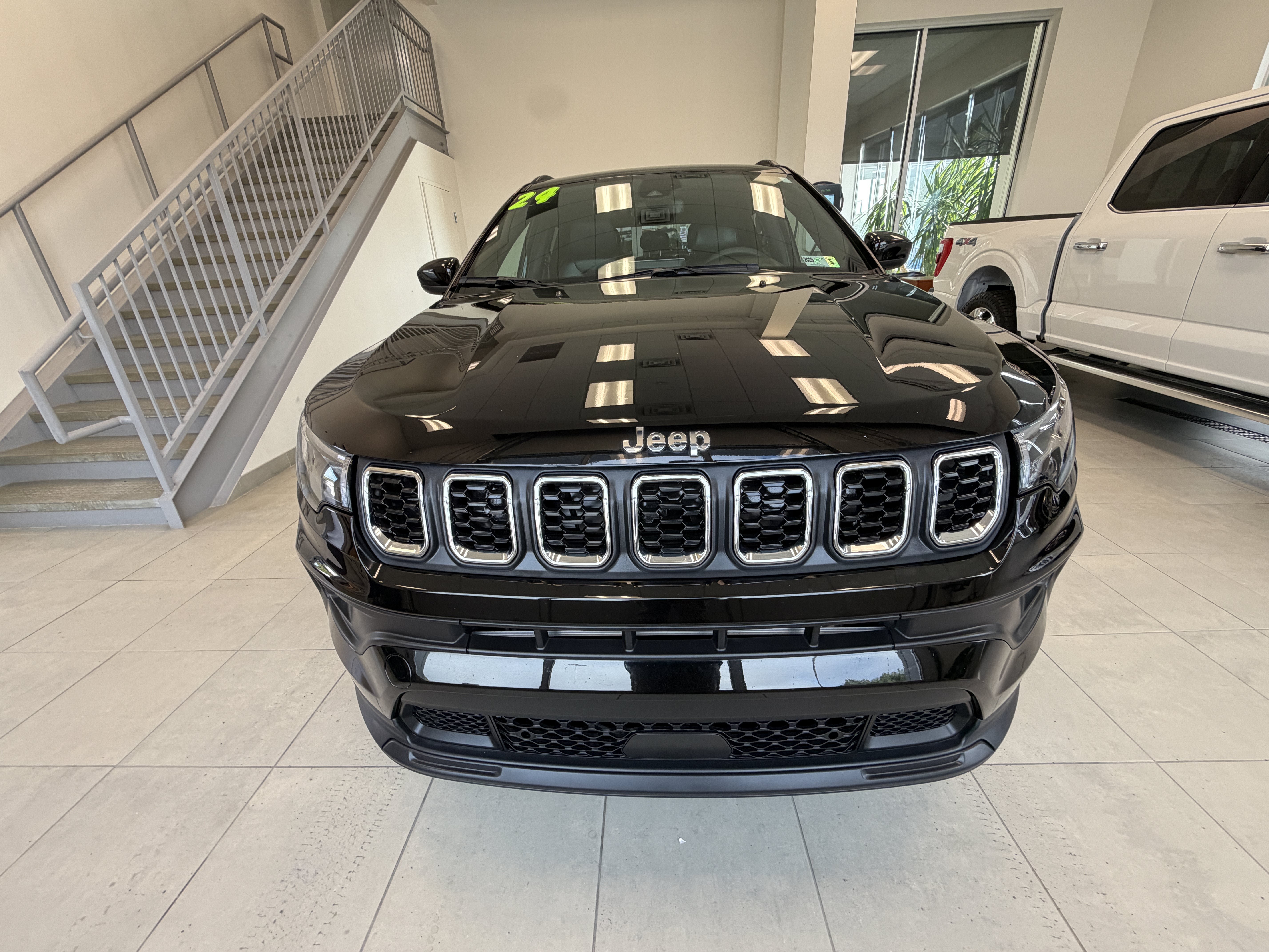 Used 2024 Jeep Compass Latitude AWD/4WD image 6