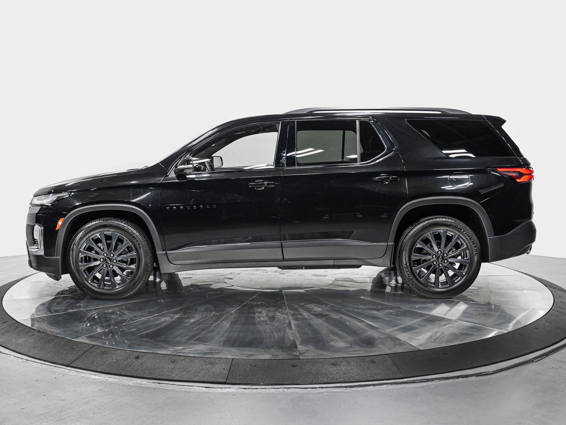 Used 2023 Chevrolet Traverse RS image 2