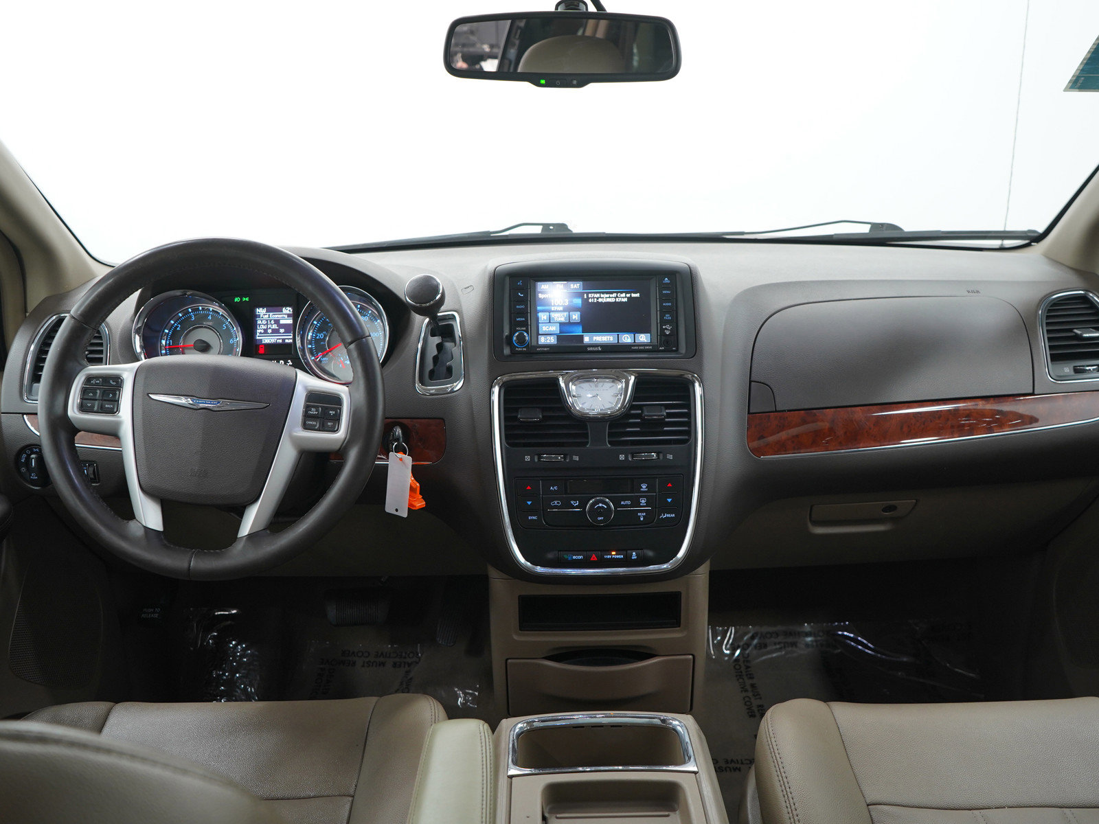 Used 2014 Chrysler Town & Country Touring FWD image 17
