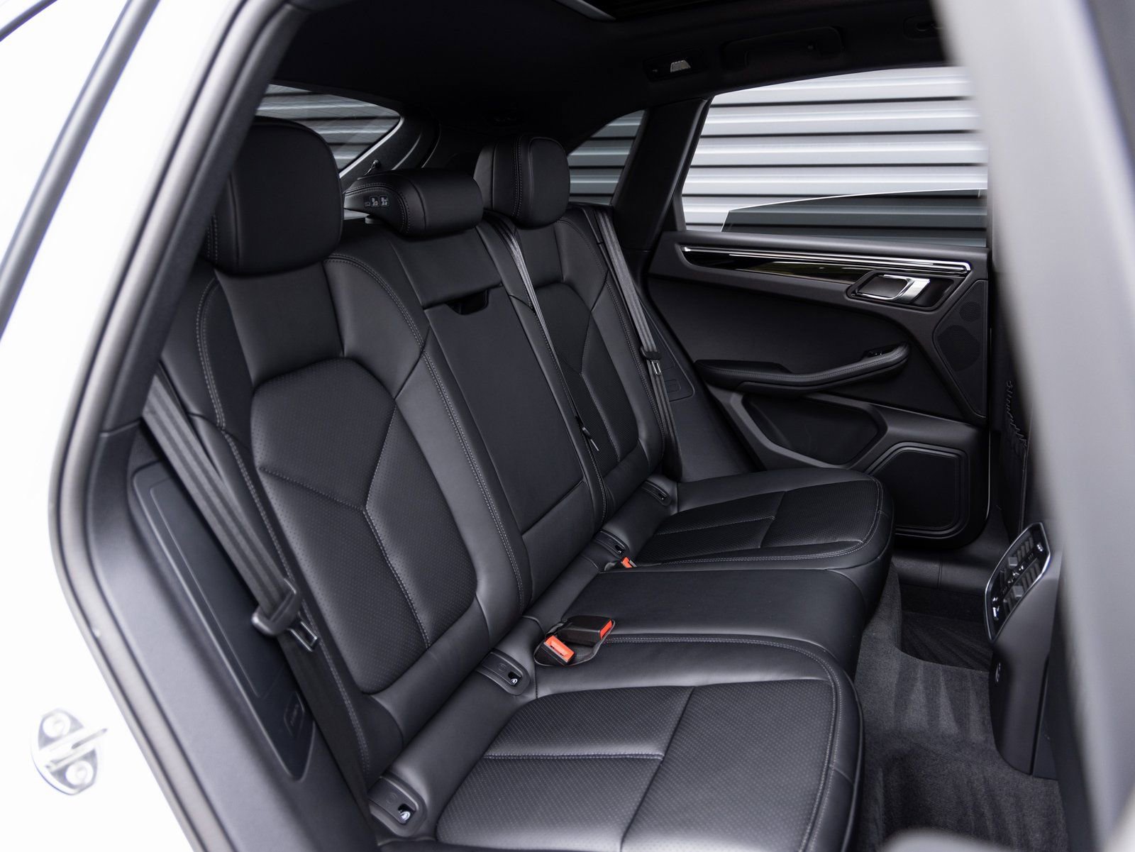 Certified 2026 Porsche Macan AWD/4WD image 29
