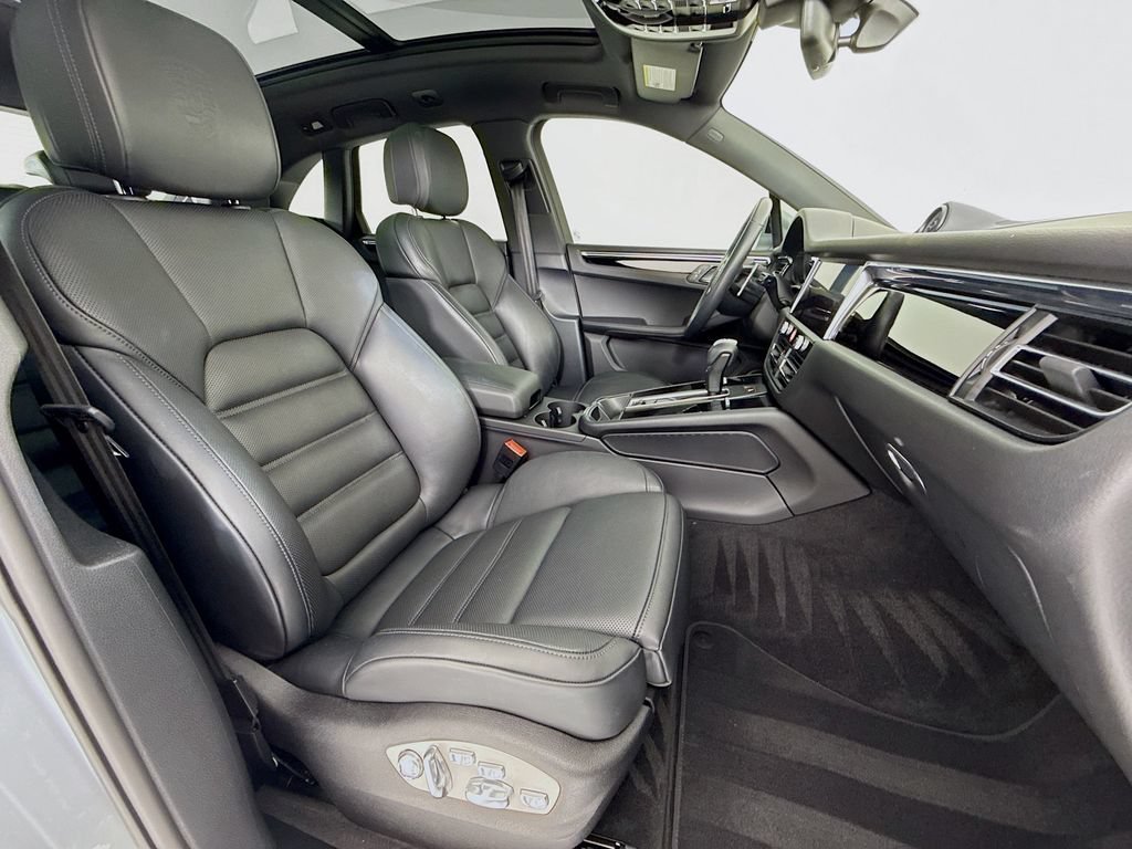 Certified 2025 Porsche Macan AWD/4WD image 32