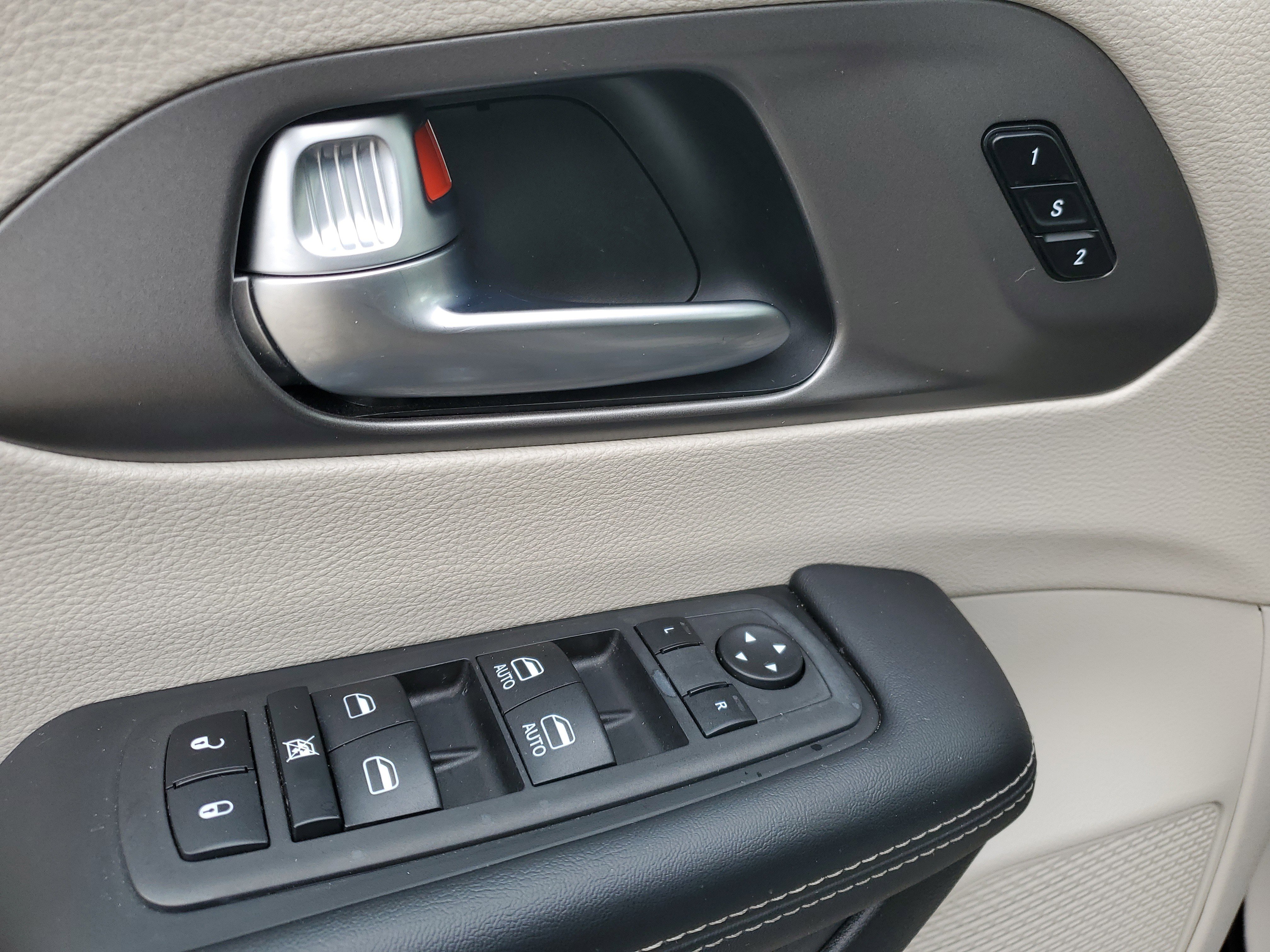 Used 2023 Chrysler Pacifica Touring-L image 19