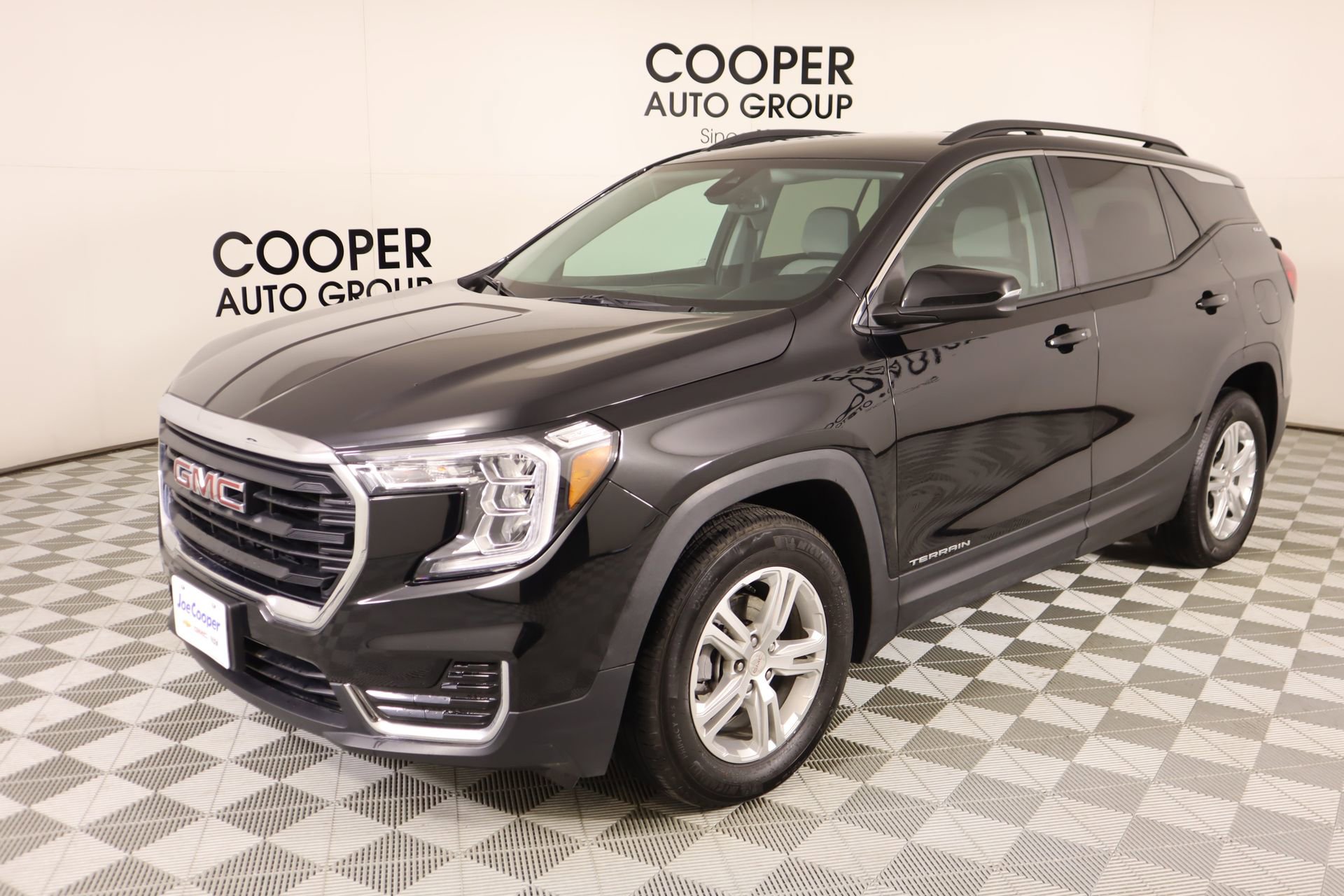 Used 2024 GMC Terrain SLE w/ Driver Convenience Package FWD image 9