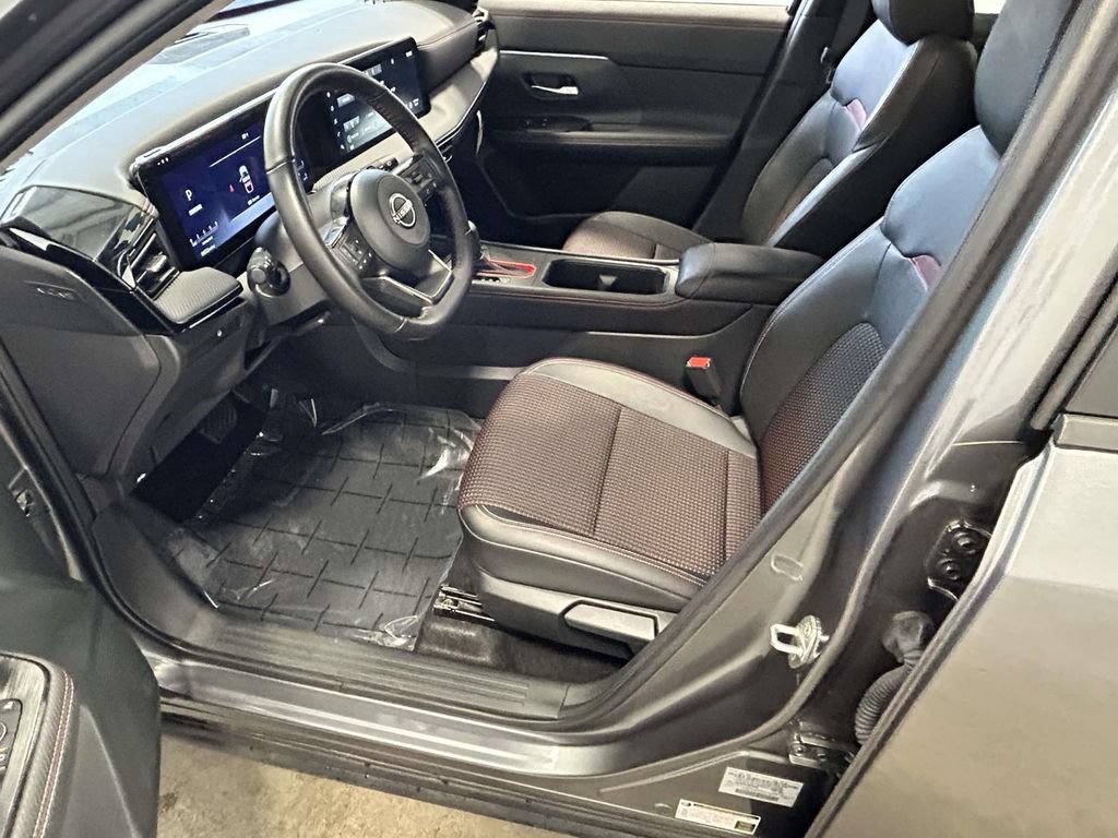 Used 2025 Nissan Kicks SR AWD/4WD image 11
