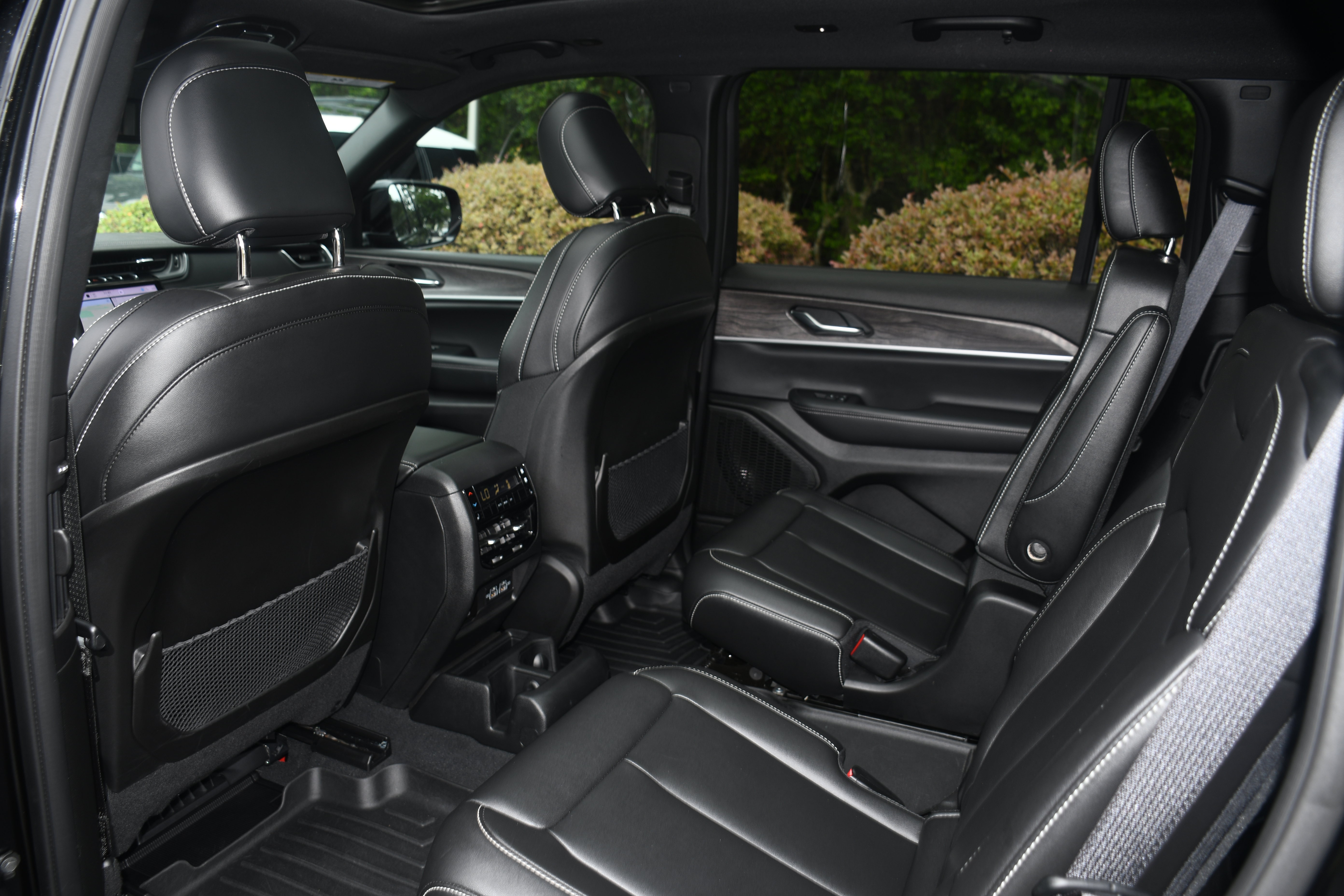 Used 2024 Jeep Grand Cherokee L Limited AWD/4WD image 17