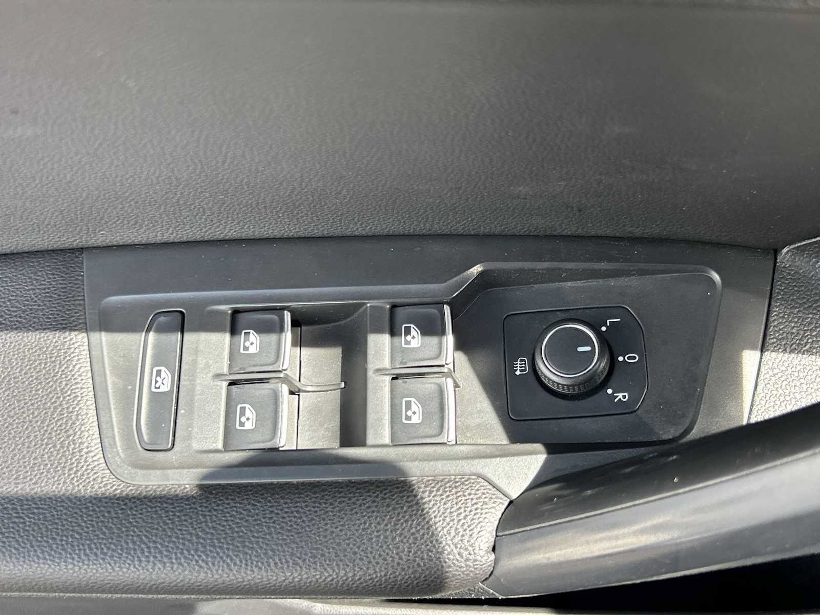 Used 2021 Volkswagen Tiguan SEL FWD image 15