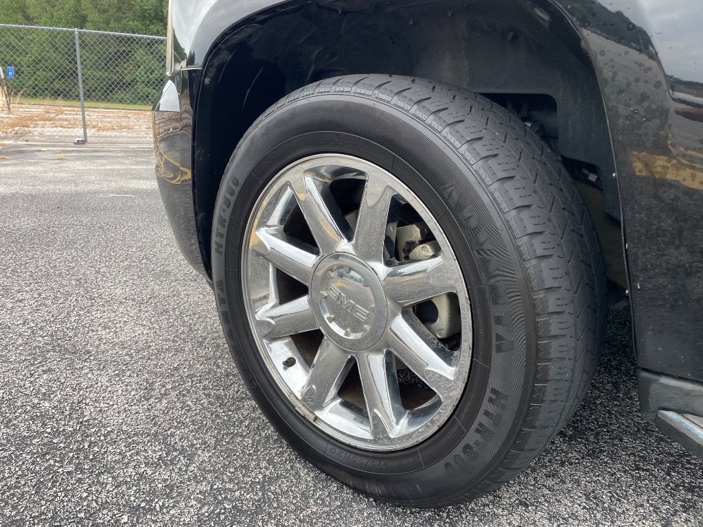 Used 2012 GMC Yukon XL Denali RWD image 10