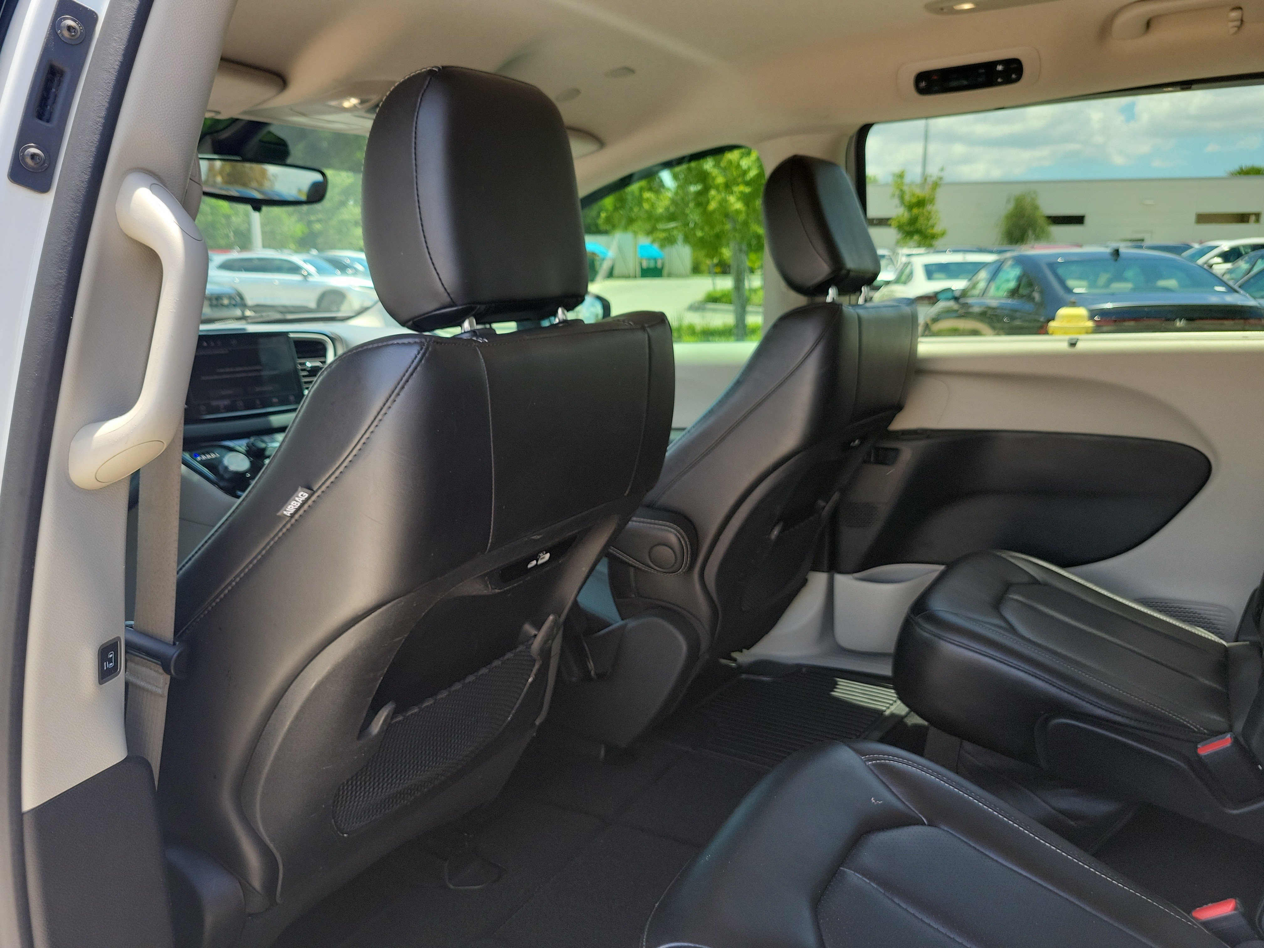 Used 2023 Chrysler Pacifica Touring-L FWD image 14