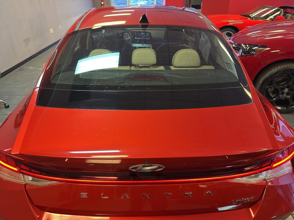 Used 2021 Hyundai Elantra Limited image 10