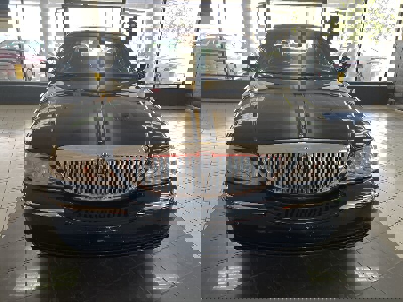 Used 2009 Lincoln Town Car Signature Limited image 3