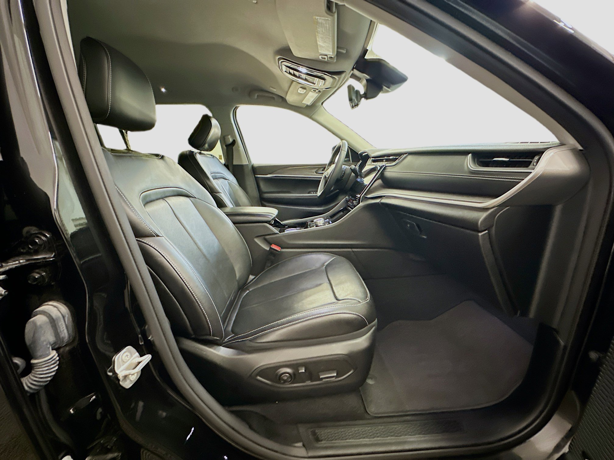 Used 2023 Jeep Grand Cherokee L Limited w/ Luxury Tech Group II image 34