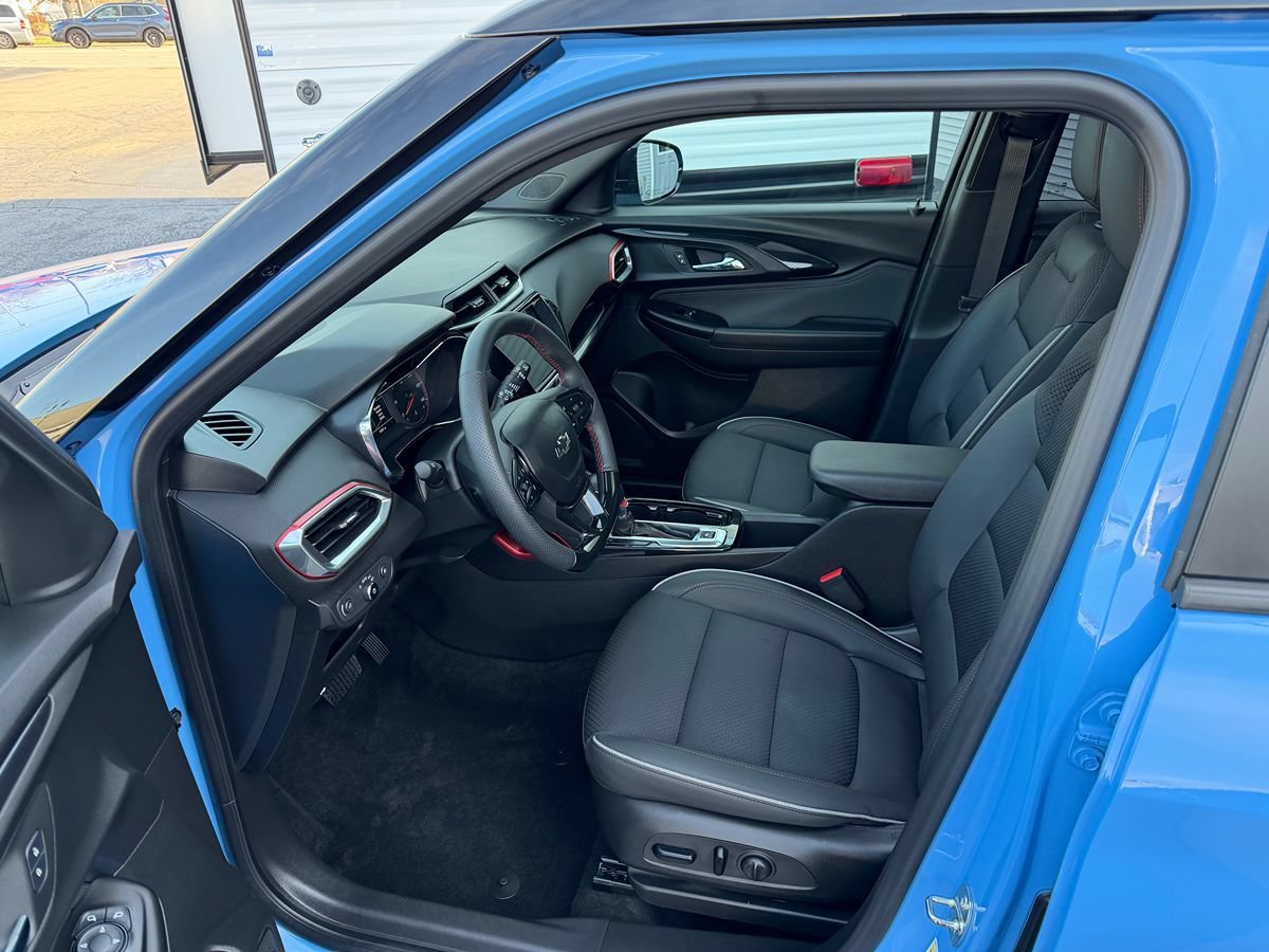 Used 2023 Chevrolet TrailBlazer RS w/ Sun and Liftgate Package AWD/4WD image 4