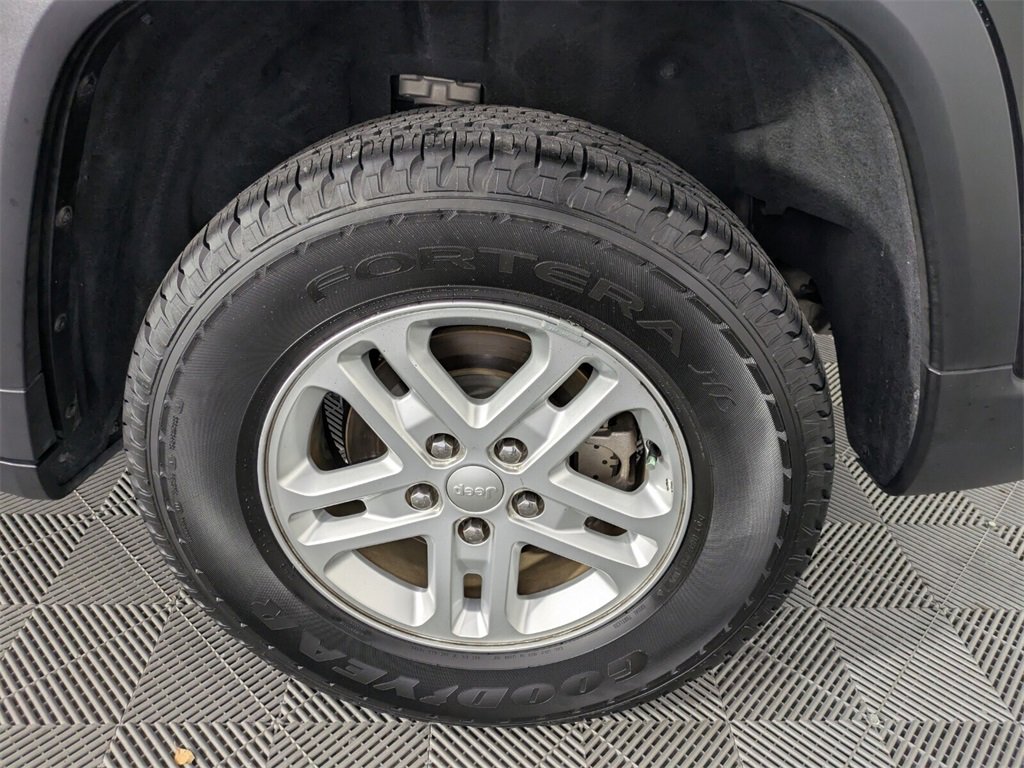 Certified 2023 Jeep Grand Cherokee Laredo image 17