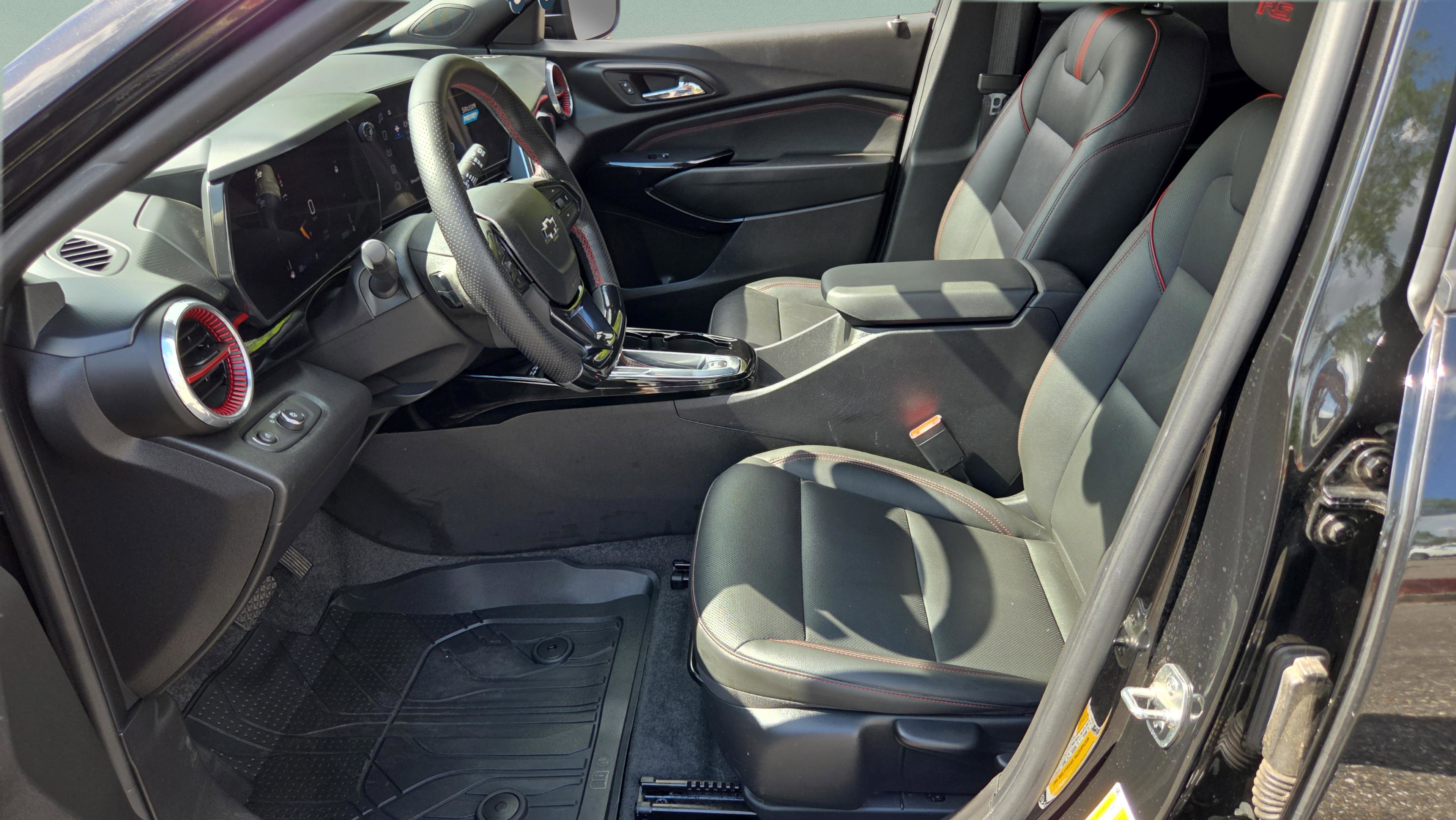 Used 2024 Chevrolet Trax RS w/ Sunroof Package FWD image 9