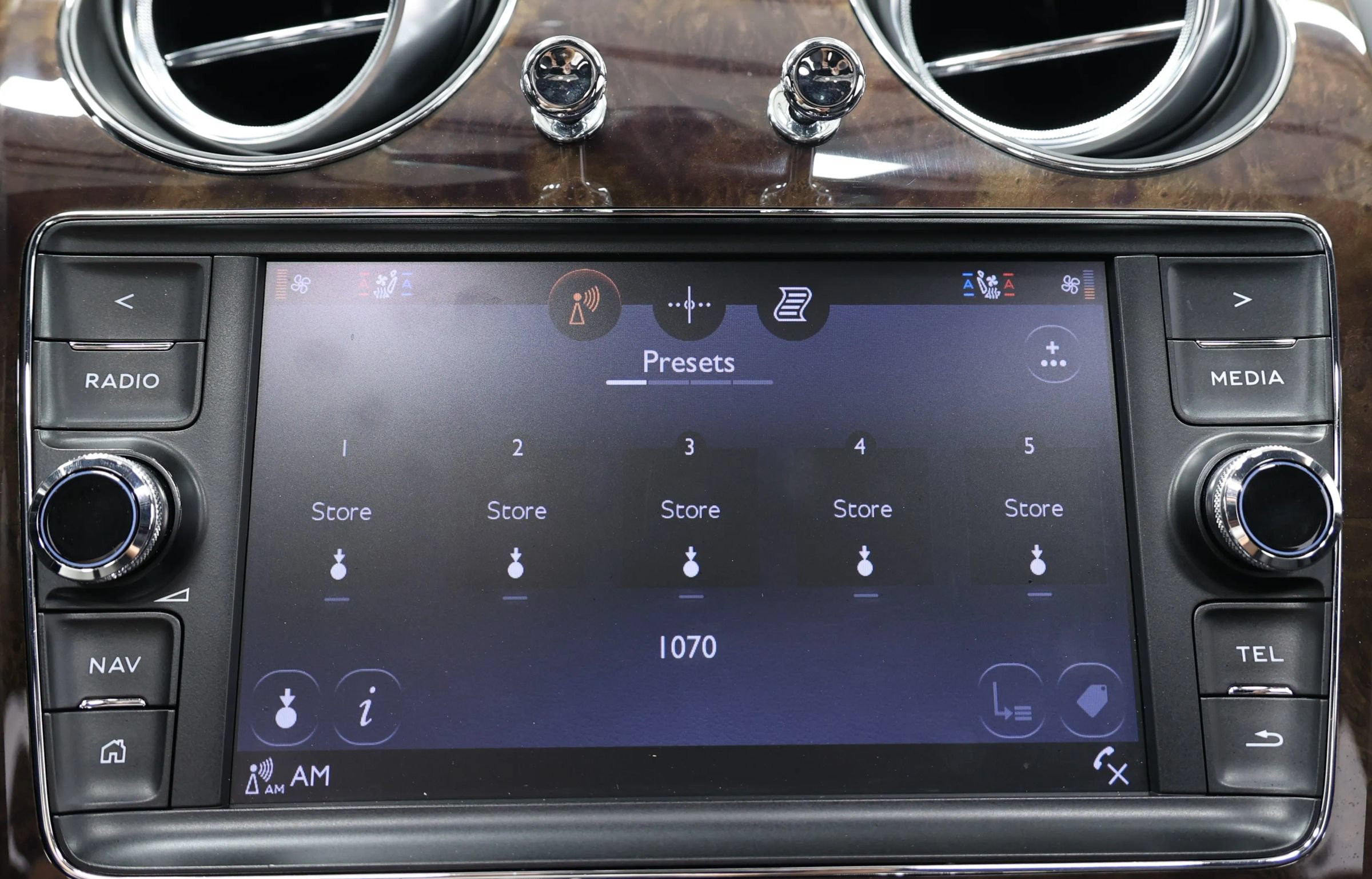 Used 2020 Bentley Bentayga Plug-In Hybrid AWD/4WD image 39
