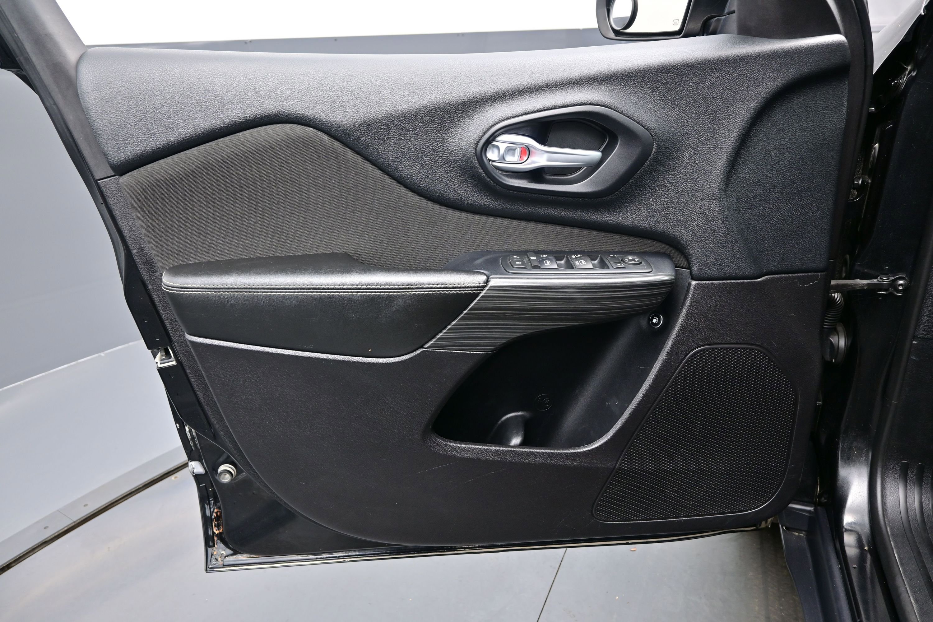 Used 2016 Jeep Cherokee Latitude w/ Comfort/Convenience Group image 9