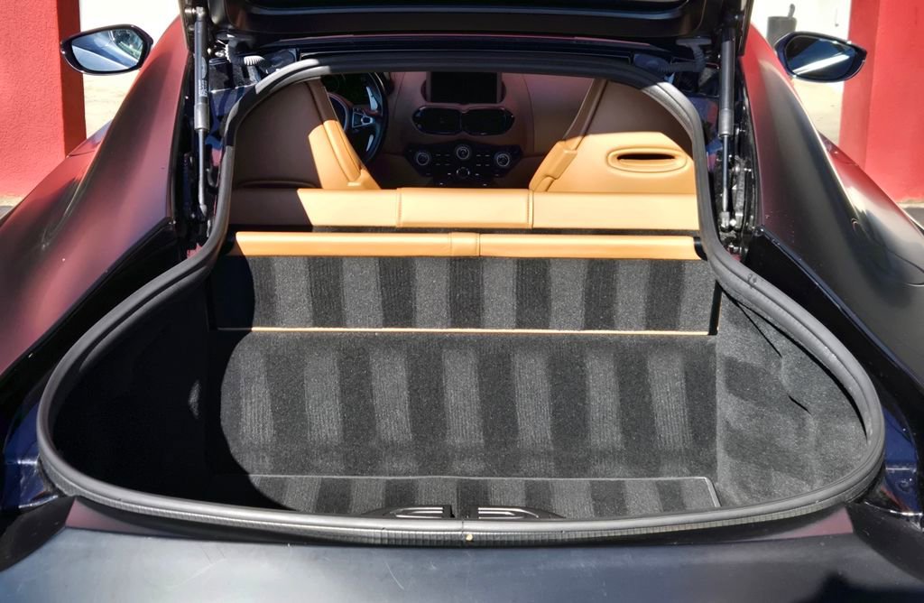 Used 2020 Aston Martin V8 Vantage Coupe image 9