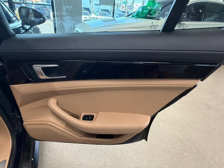 Used 2018 Porsche Panamera 4 AWD/4WD image 37