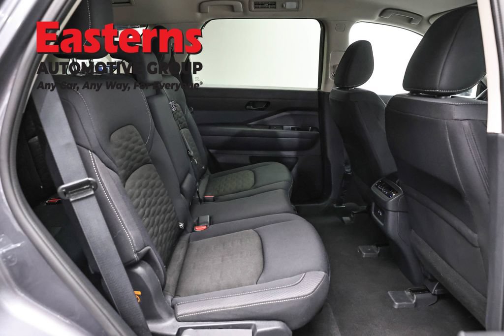 Used 2025 Nissan Pathfinder SV FWD image 23