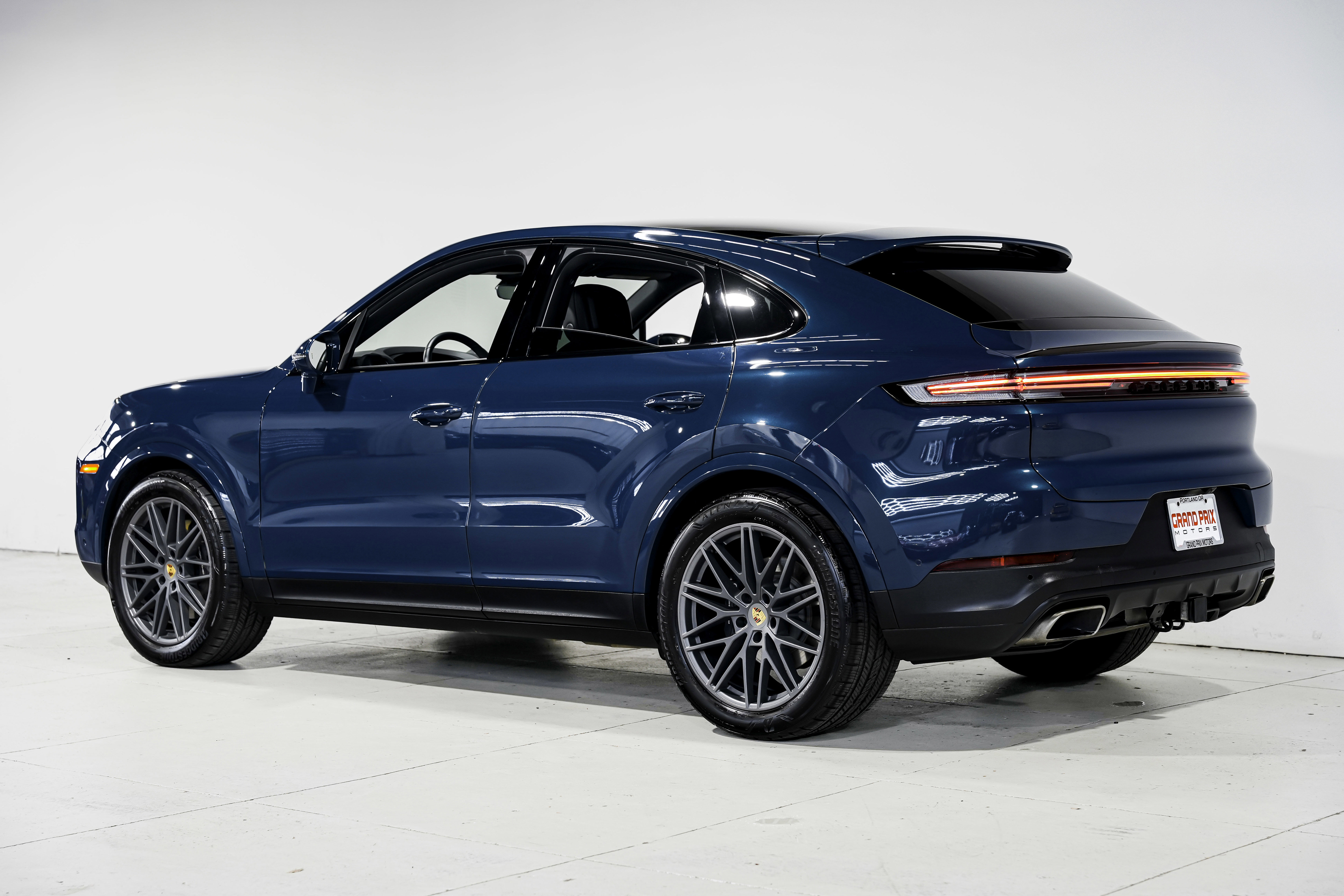 Used 2024 Porsche Cayenne Coupe image 8