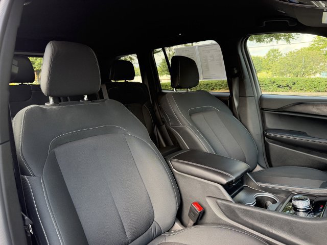 Used 2025 Jeep Grand Cherokee Laredo AWD/4WD image 35