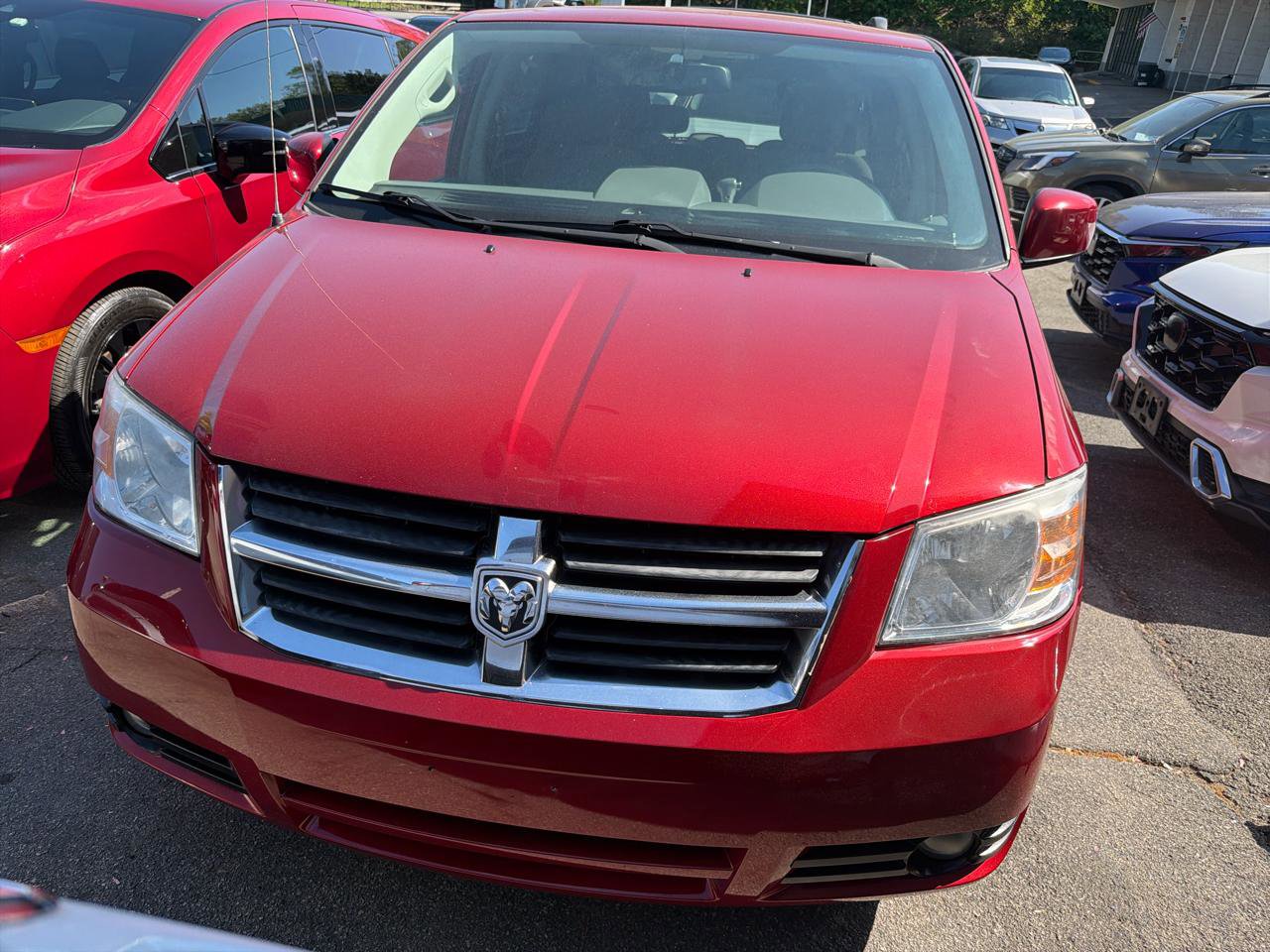 Used 2008 Dodge Grand Caravan SXT w/ Entertainment Group 2 FWD image 2