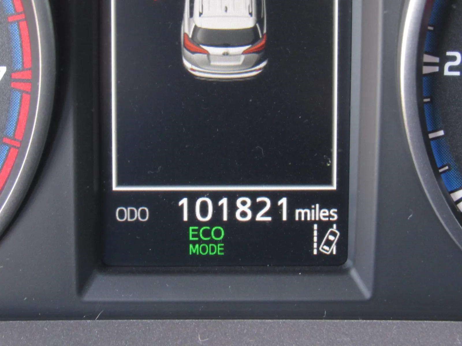 Used 2018 Toyota RAV4 LE FWD image 27