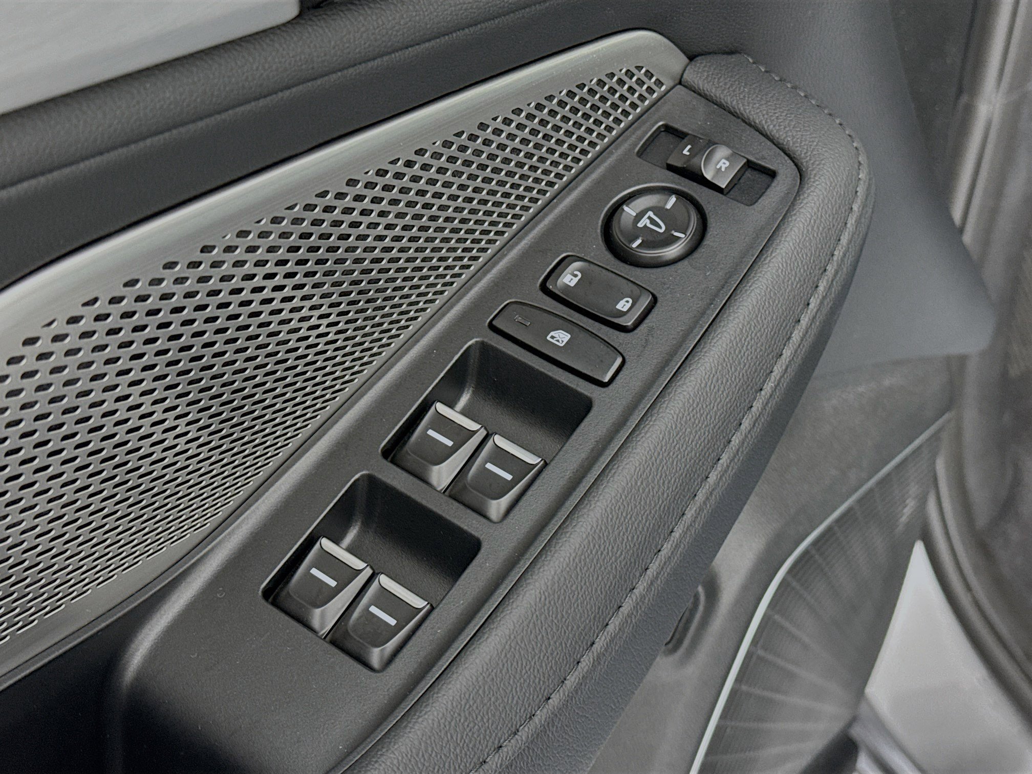 Used 2023 Acura MDX FWD image 17