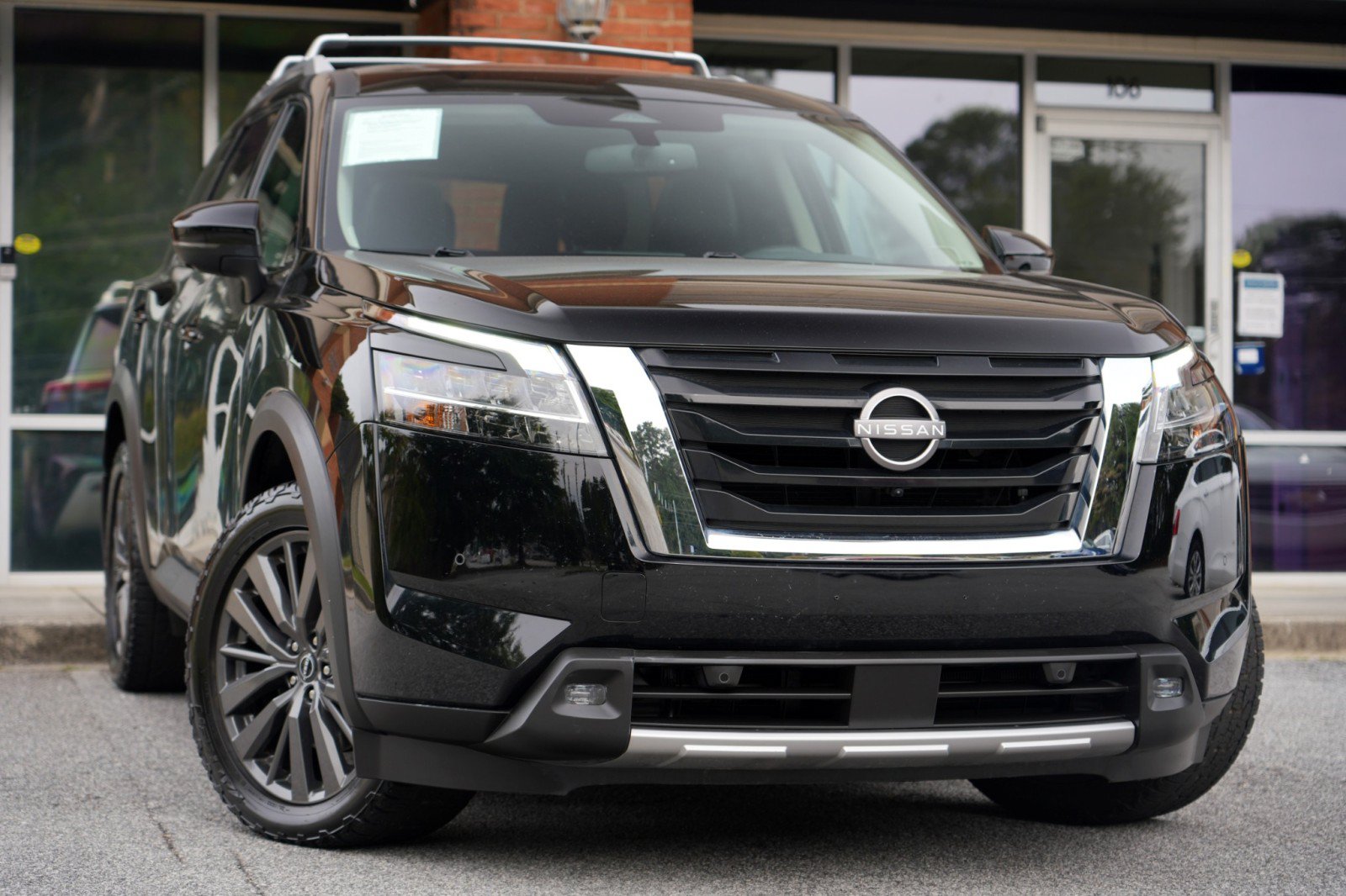 Used 2022 Nissan Pathfinder SL w/ SL Premium Package FWD image 2