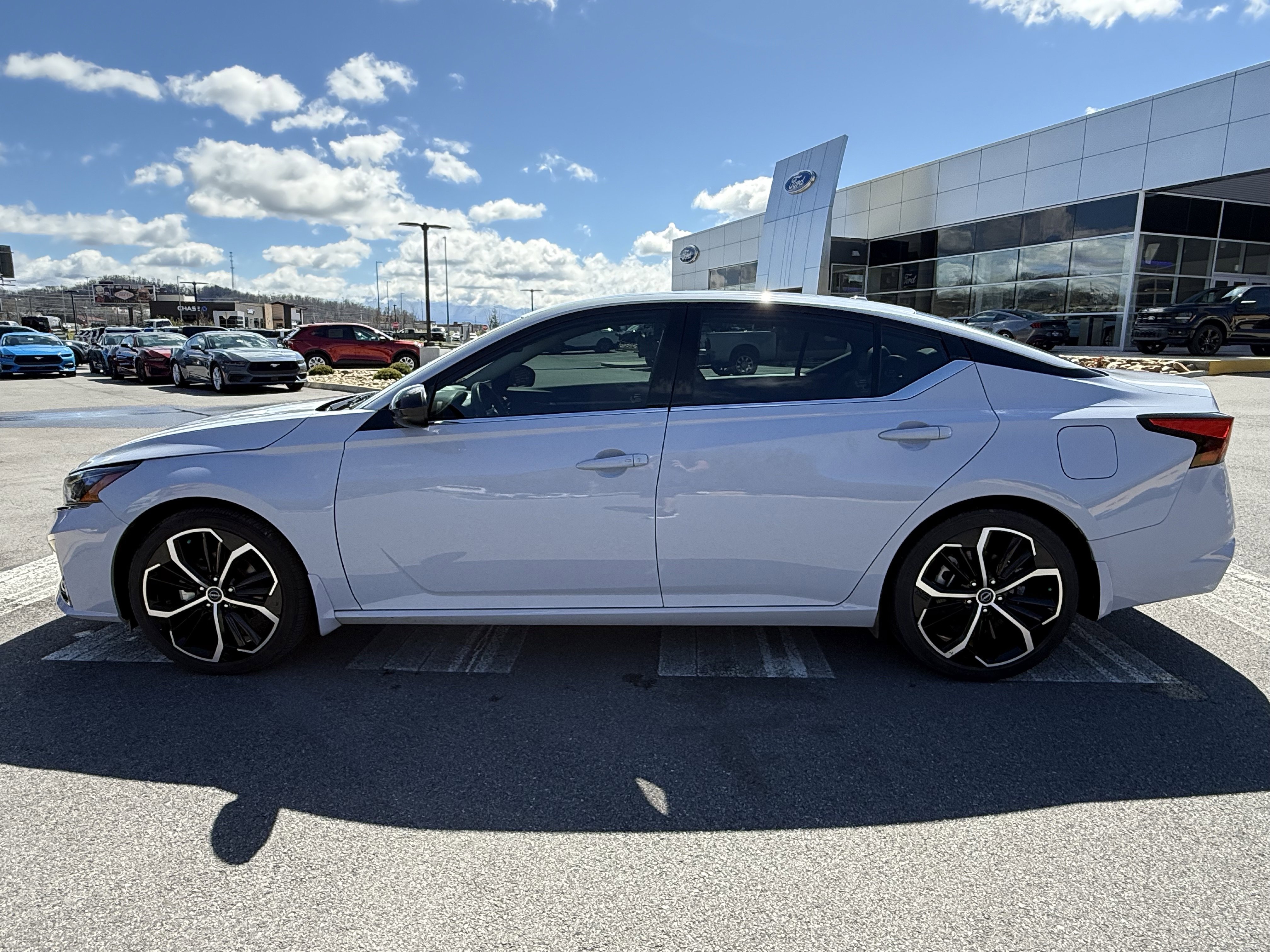 Used 2024 Nissan Altima 2.5 SR w/ SR Premium Package image 8