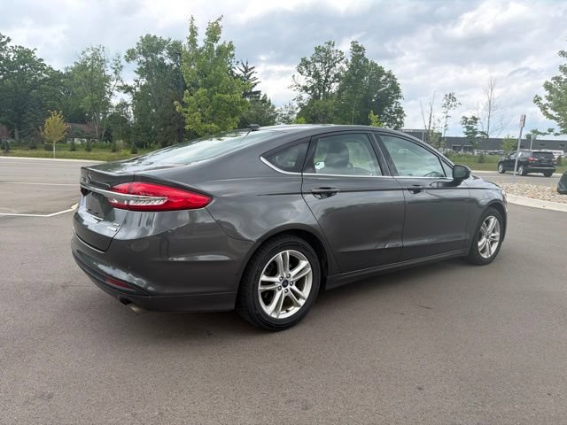 Used 2018 Ford Fusion SE w/ Fusion SE Technology Package FWD image 5