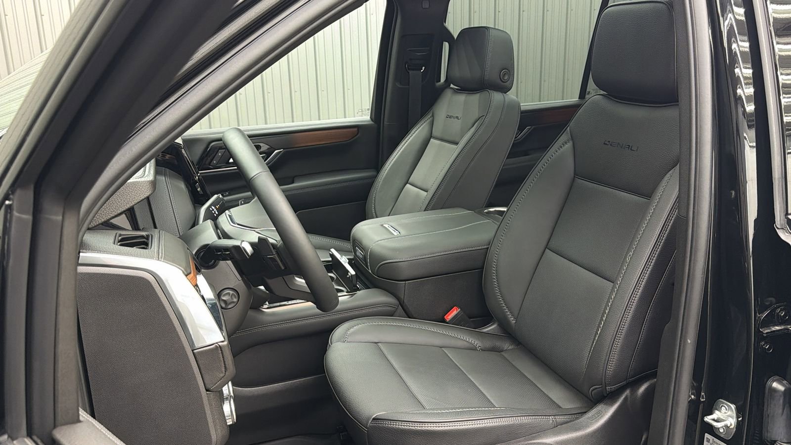 Used 2025 GMC Yukon XL Denali w/ Sun & Power Step Package image 31