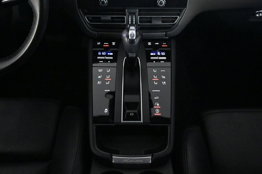 Certified 2023 Porsche Macan AWD/4WD image 16