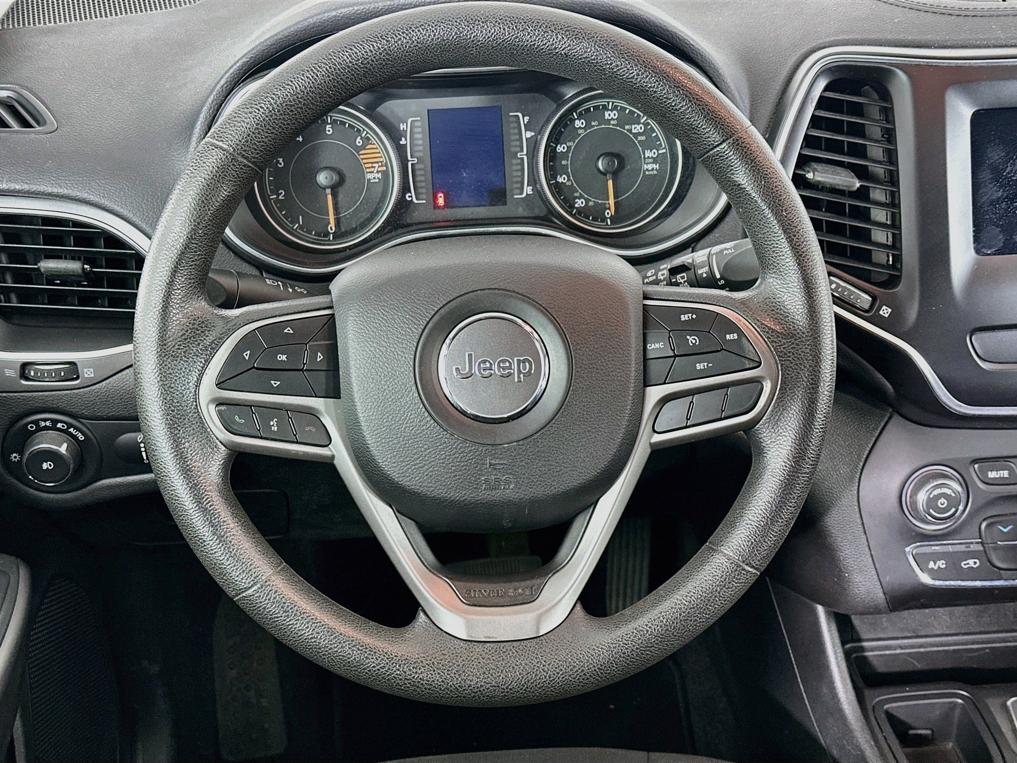 Used 2019 Jeep Cherokee Latitude w/ Popular Appearance Group FWD image 18