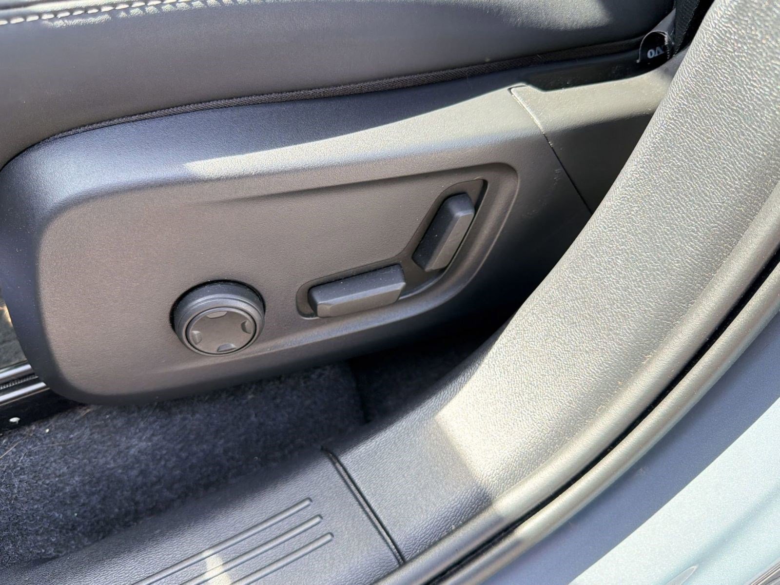 Certified 2023 Volvo C40 P8 Recharge Ultimate image 13