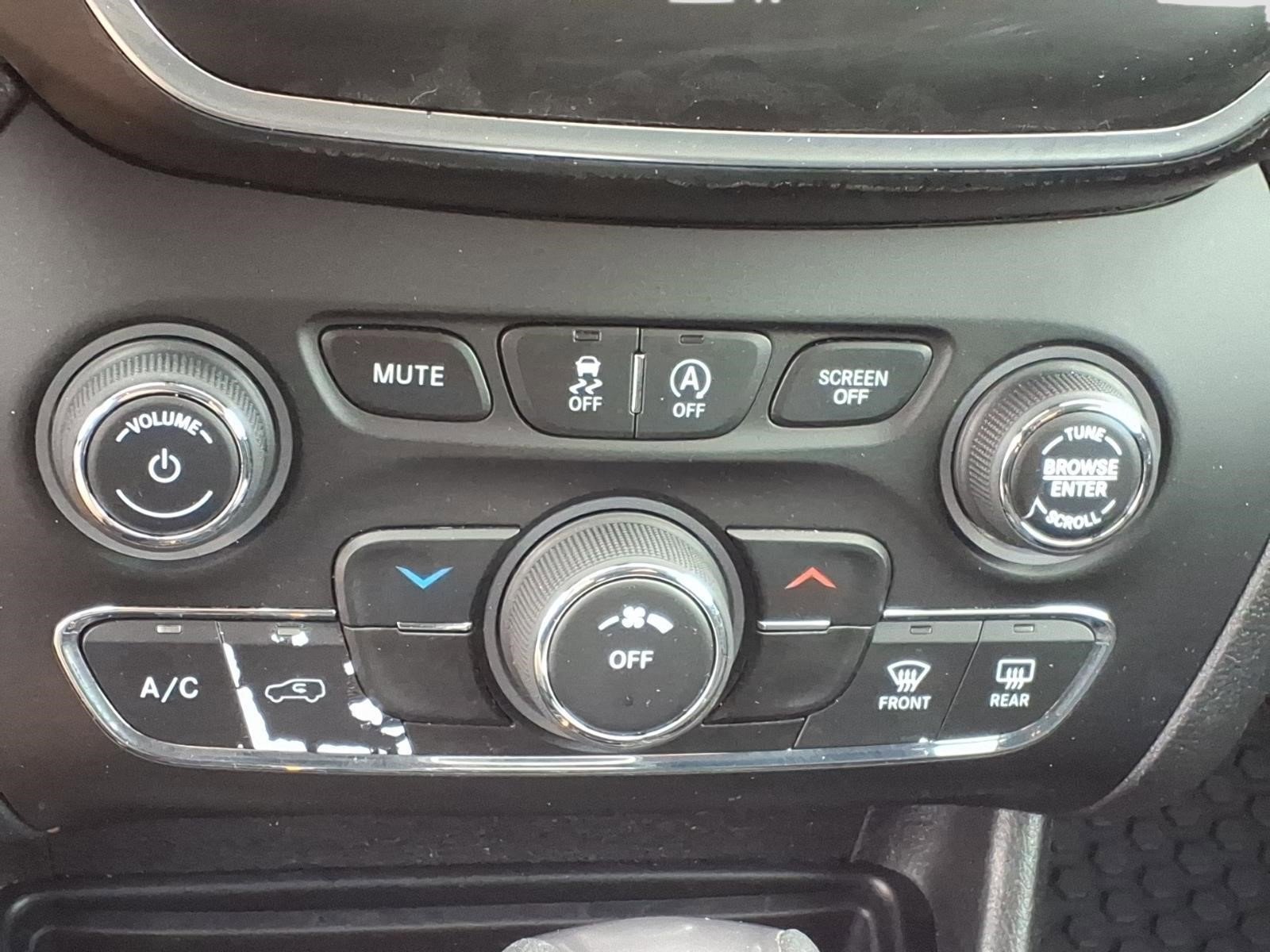 Used 2019 Jeep Cherokee Latitude w/ Cold Weather Group AWD/4WD image 19