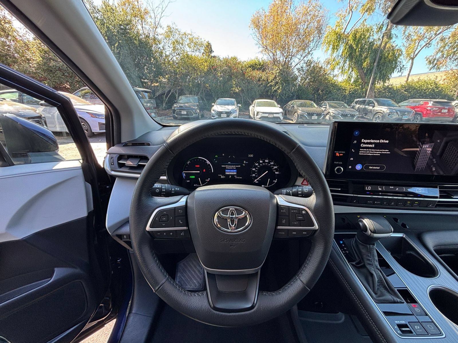 Used 2025 Toyota Sienna XLE FWD image 36